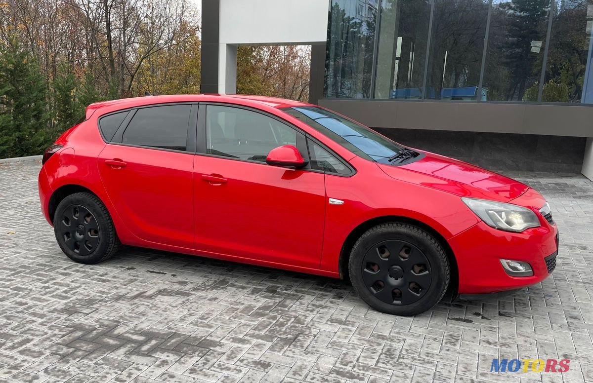 2012' Opel Astra photo #3