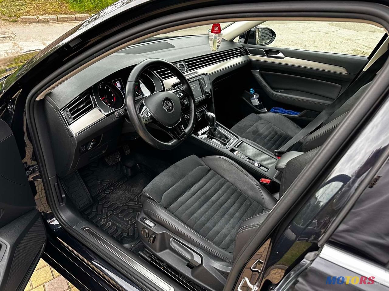 2016' Volkswagen Passat photo #6