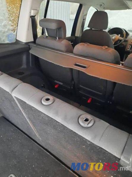 2011' Volkswagen Touran photo #3