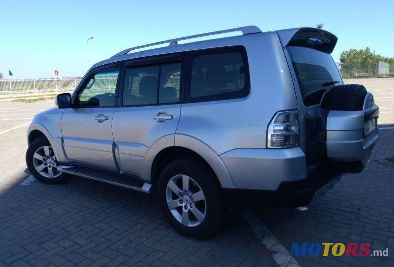 2007' Mitsubishi Pajero photo #1