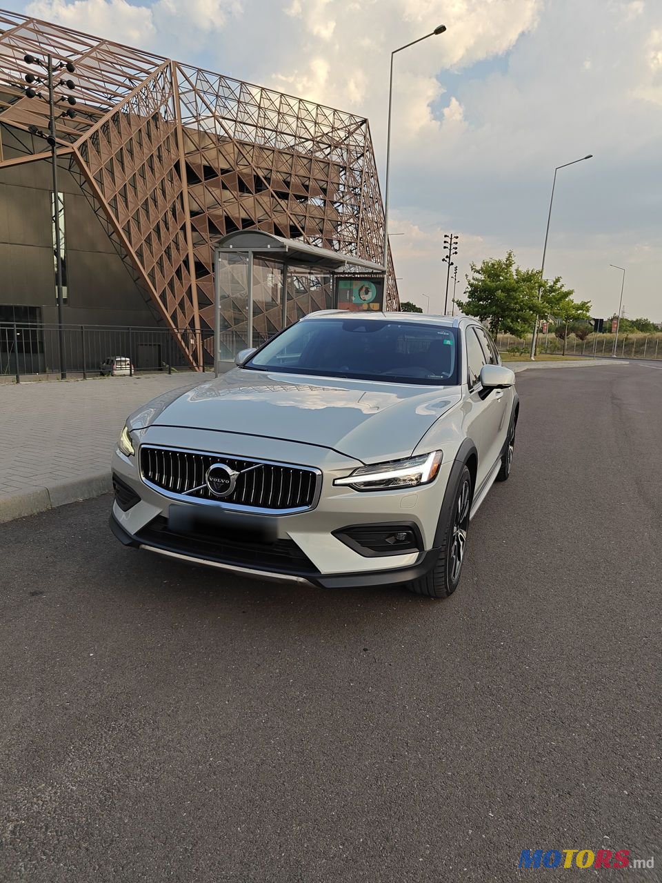 2020' Volvo V60 Cross Country photo #2