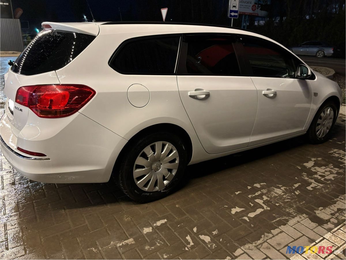 2012' Opel Astra photo #4