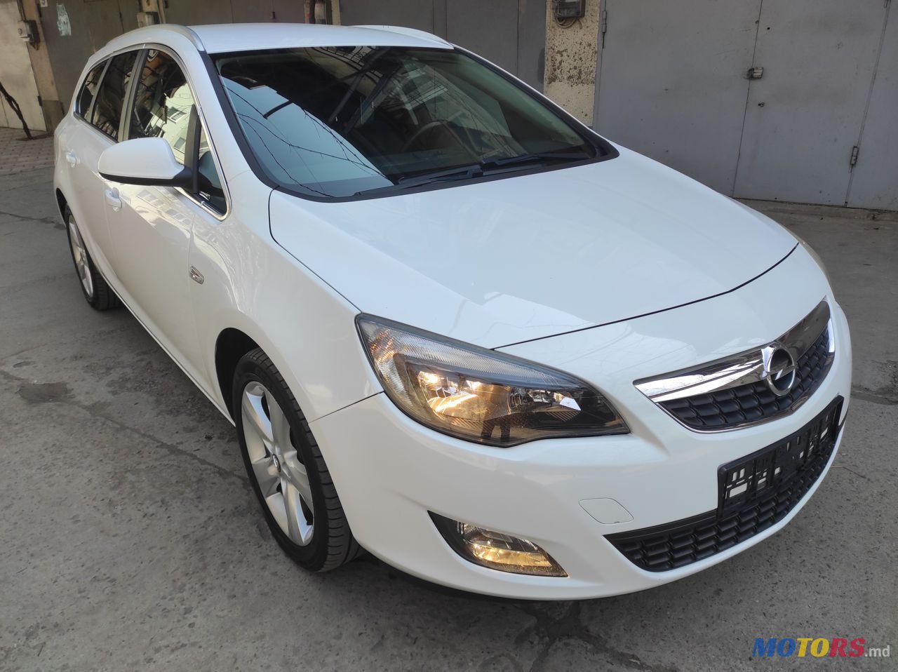 2012' Opel Astra photo #2