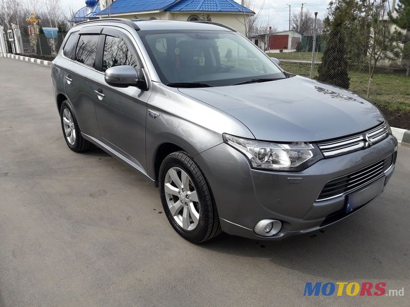 2013' Mitsubishi Outlander photo #2