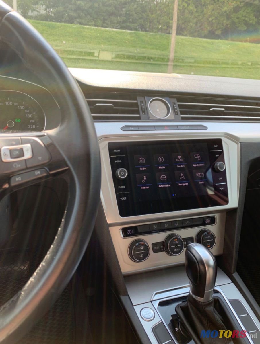 2017' Volkswagen Passat photo #2