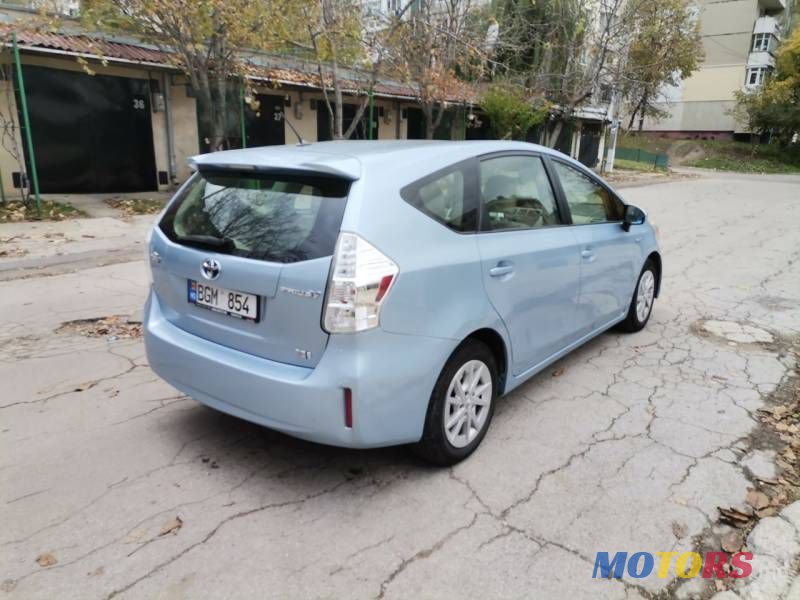 2013' Toyota Prius v photo #5