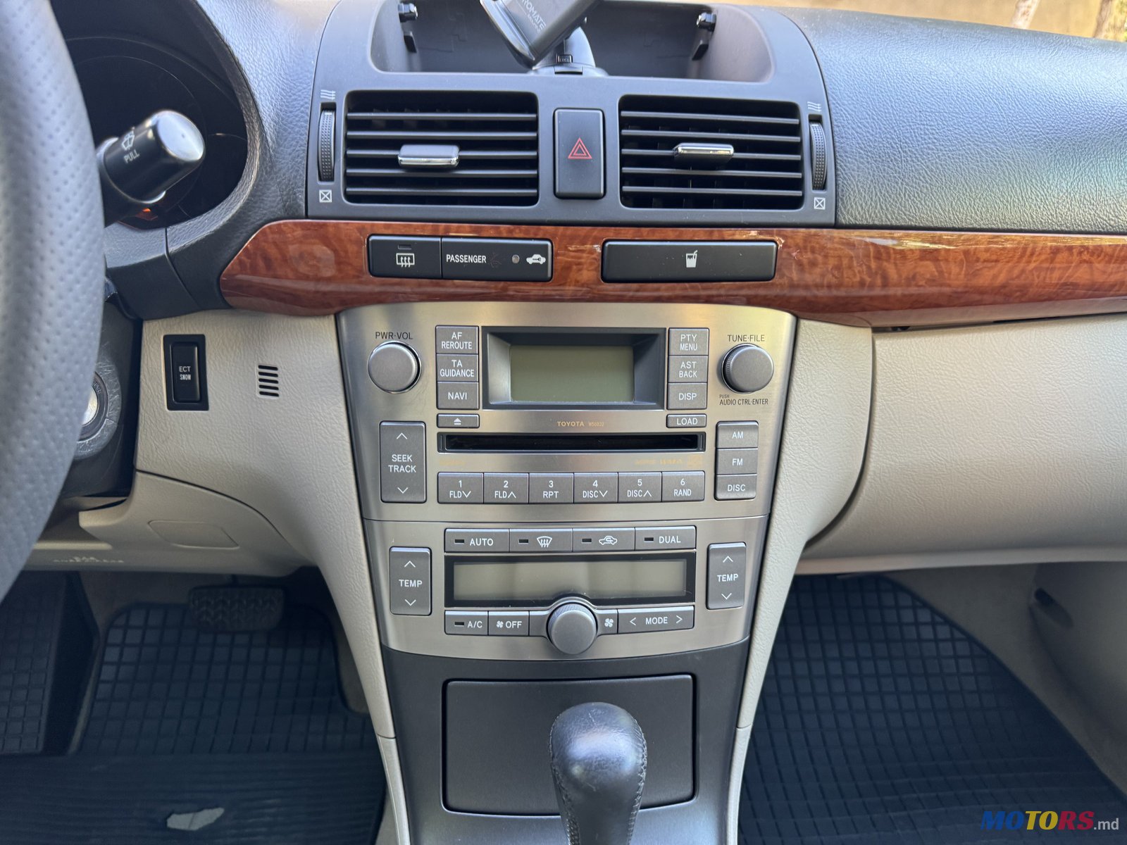 2008' Toyota Avensis photo #5