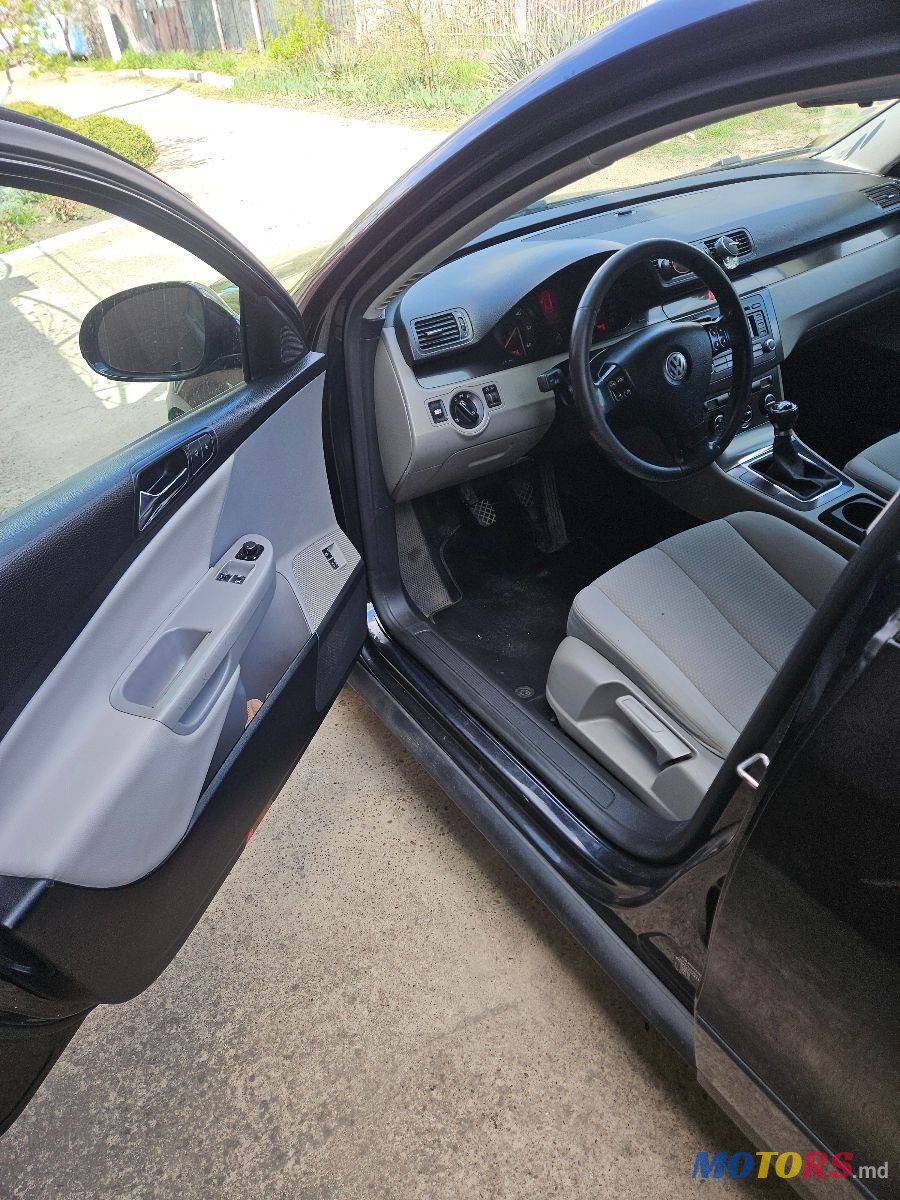 2005' Volkswagen Passat photo #6