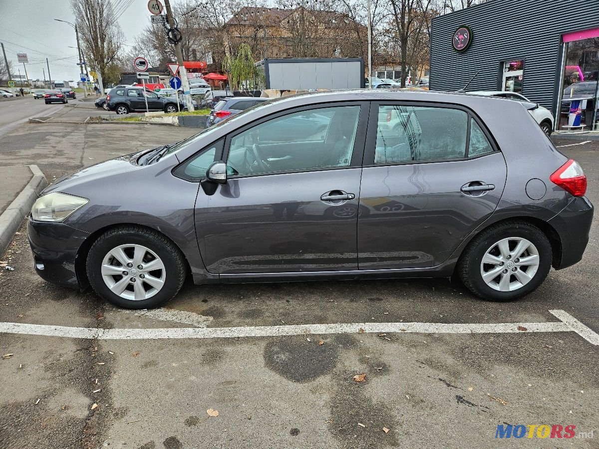 2011' Toyota Auris photo #2