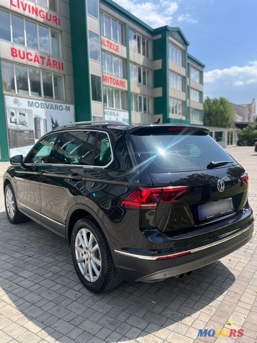 2016' Volkswagen Tiguan photo #3