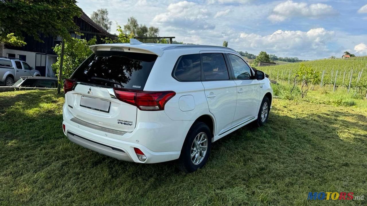 2019' Mitsubishi Outlander photo #6