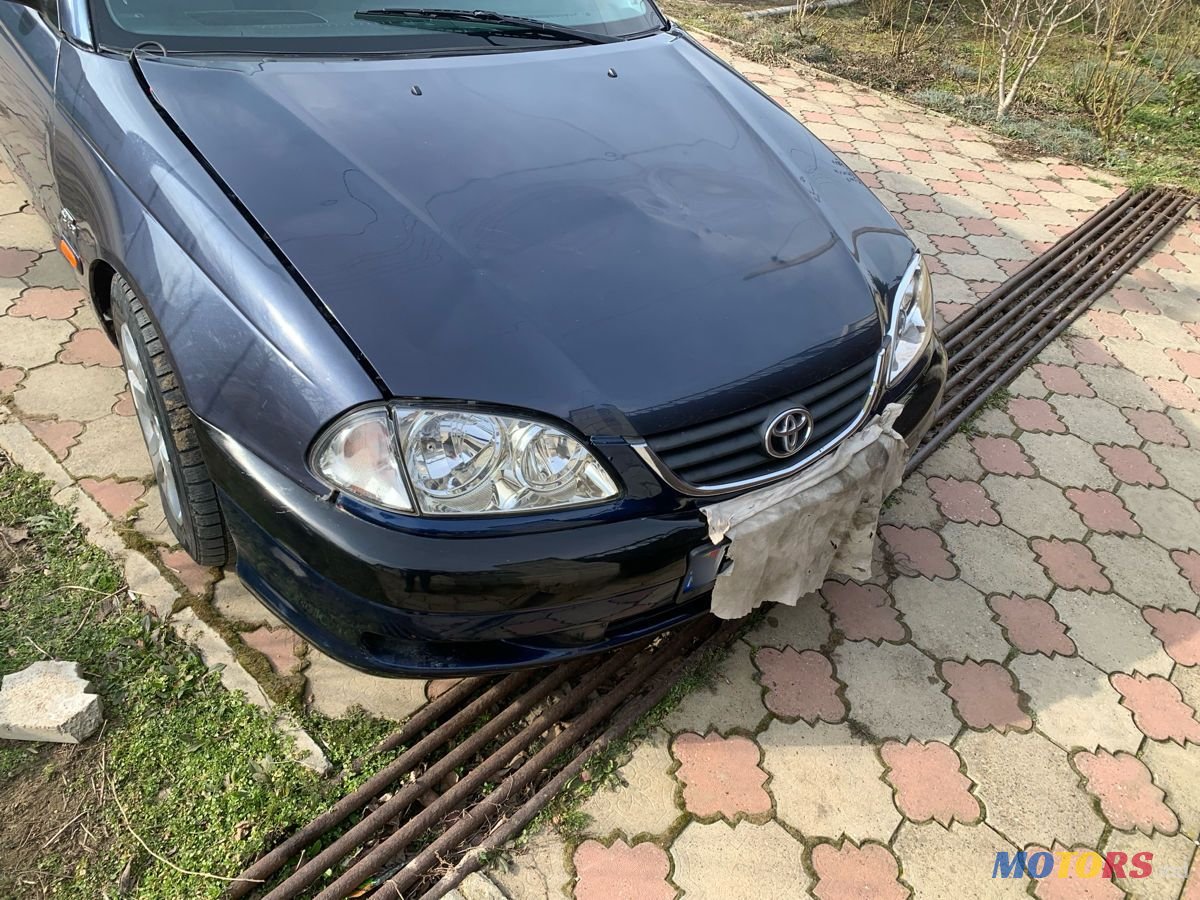 2001' Toyota Avensis photo #4