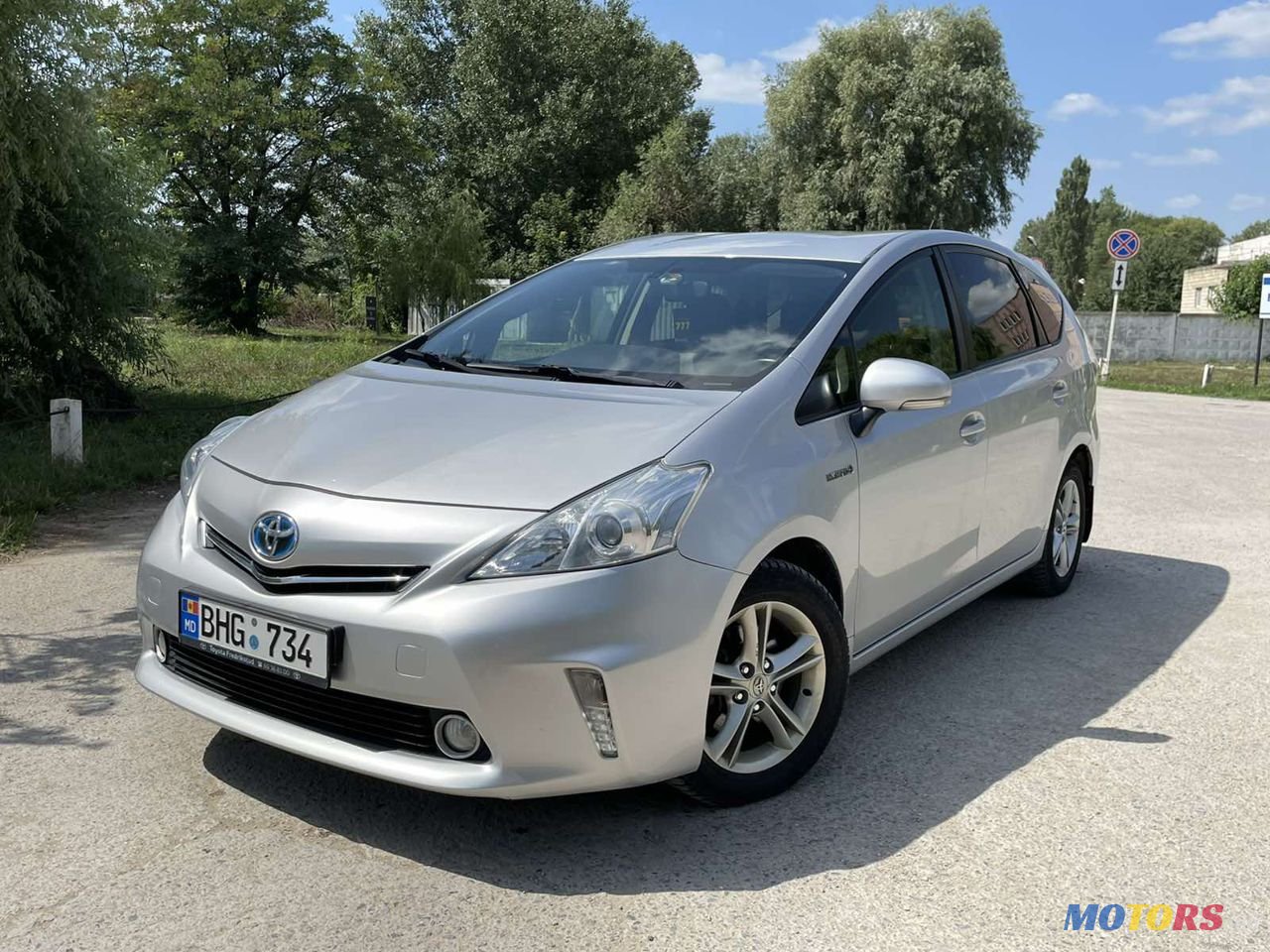 2014' Toyota Prius Plus photo #1