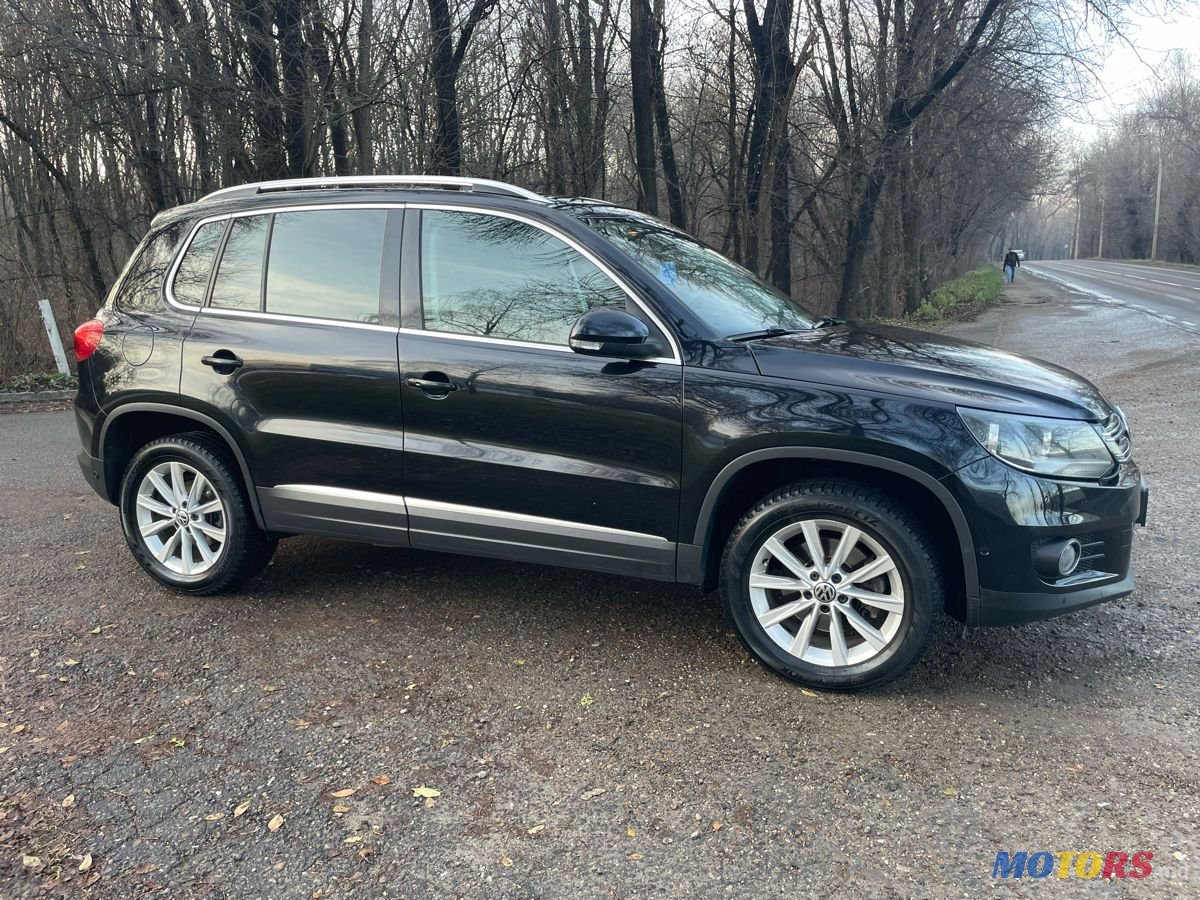 2011' Volkswagen Tiguan photo #3