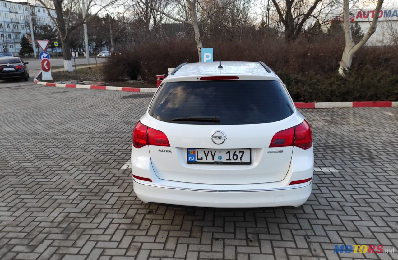 2013' Opel Astra photo #2