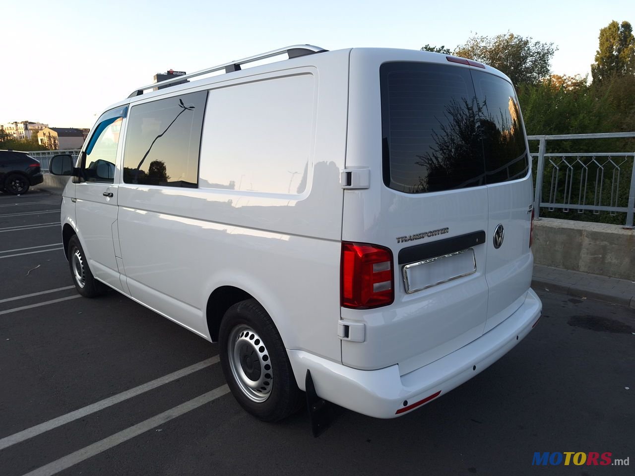 2016' Volkswagen Transporter photo #3