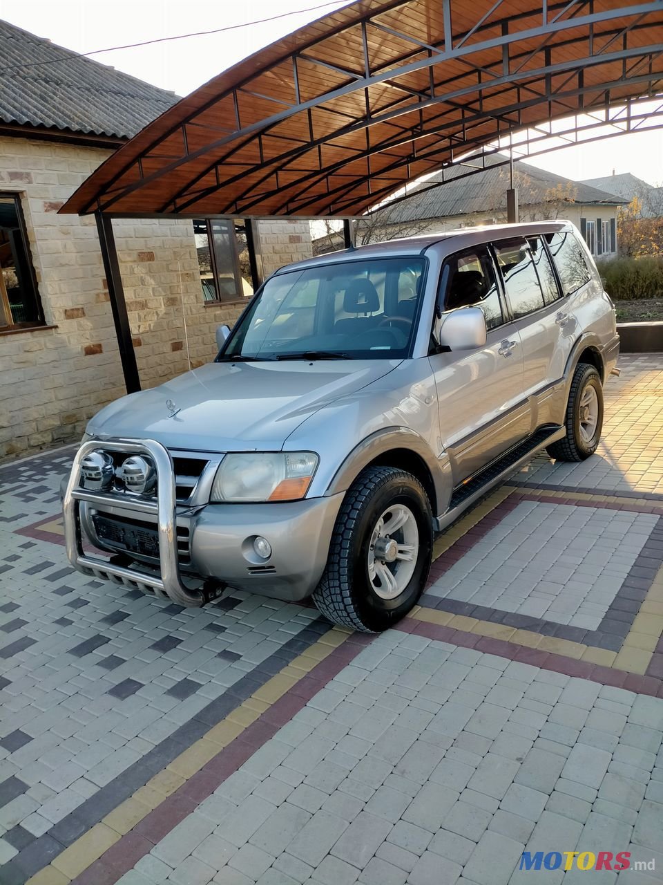 2004' Mitsubishi Pajero photo #1