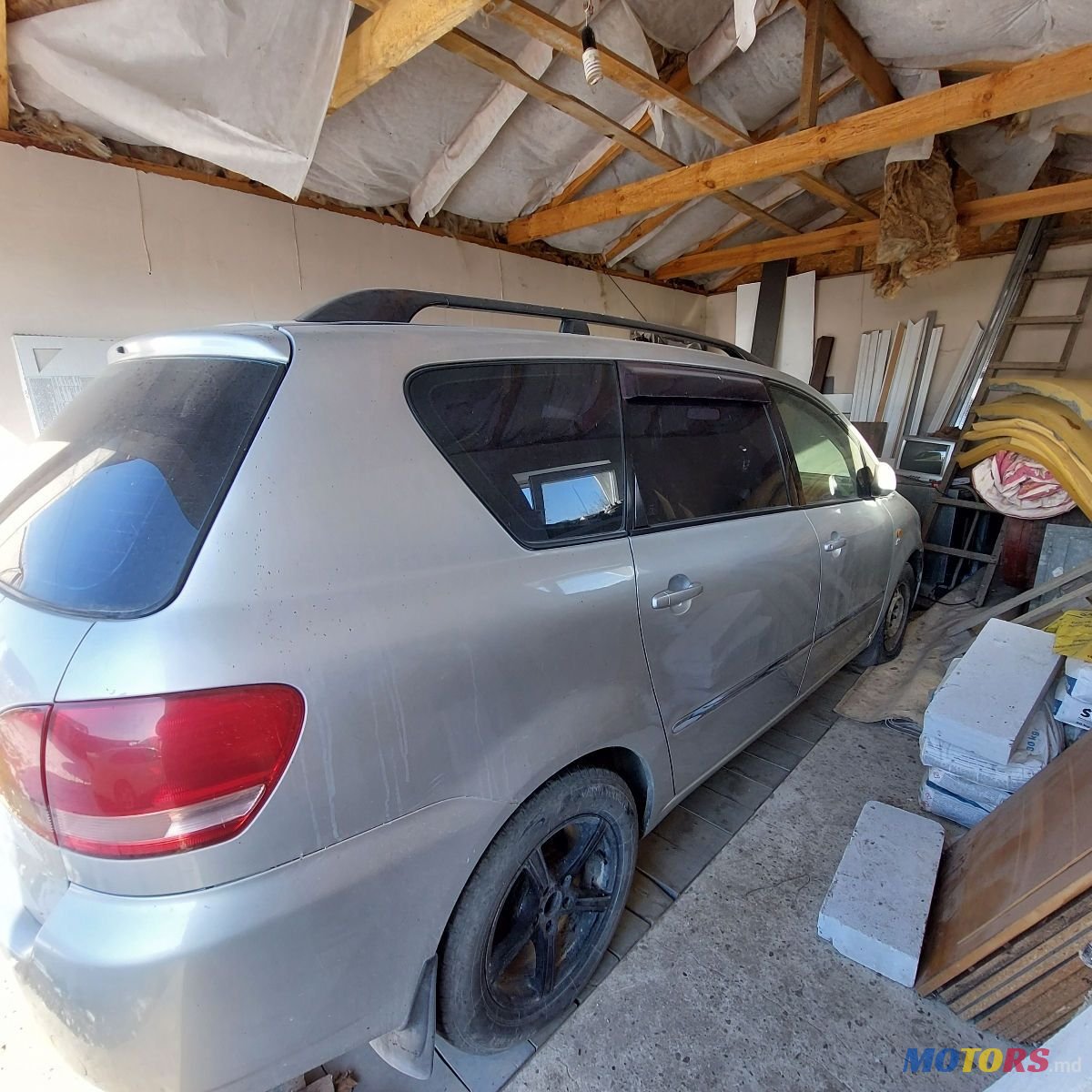 2003' Toyota Avensis Verso photo #1