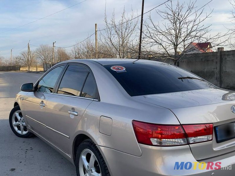 2005' Hyundai Sonata photo #2