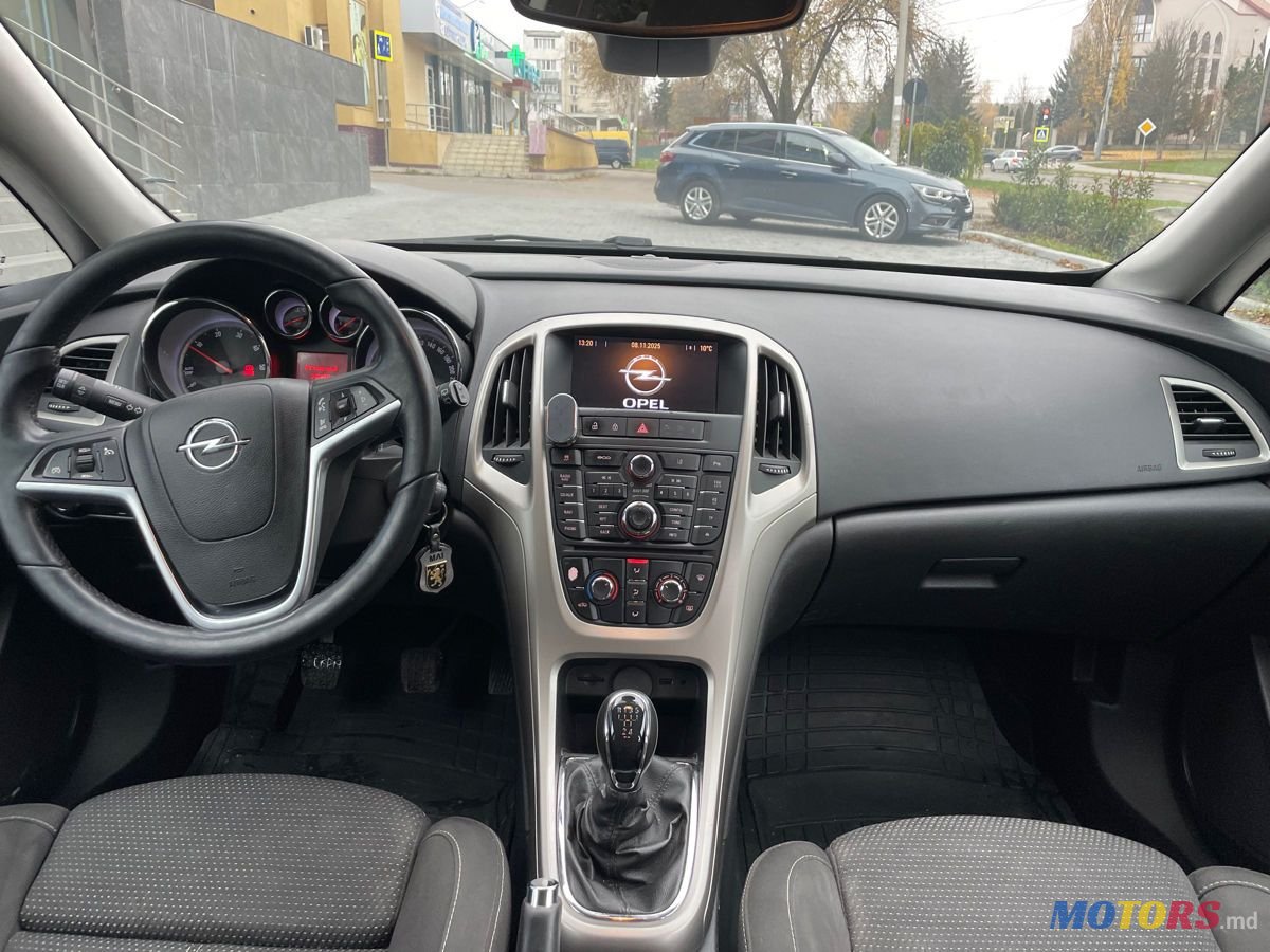 2012' Opel Astra photo #5