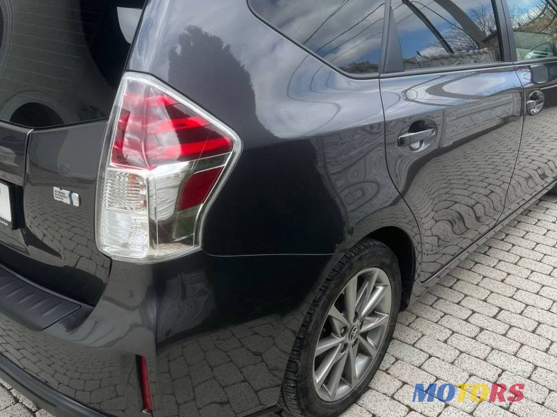 2017' Toyota Prius v photo #4