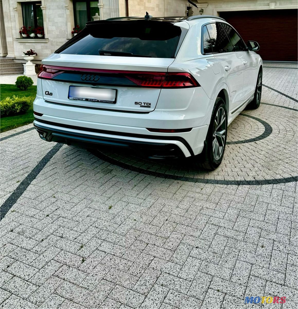 2019' Audi Q8 photo #5