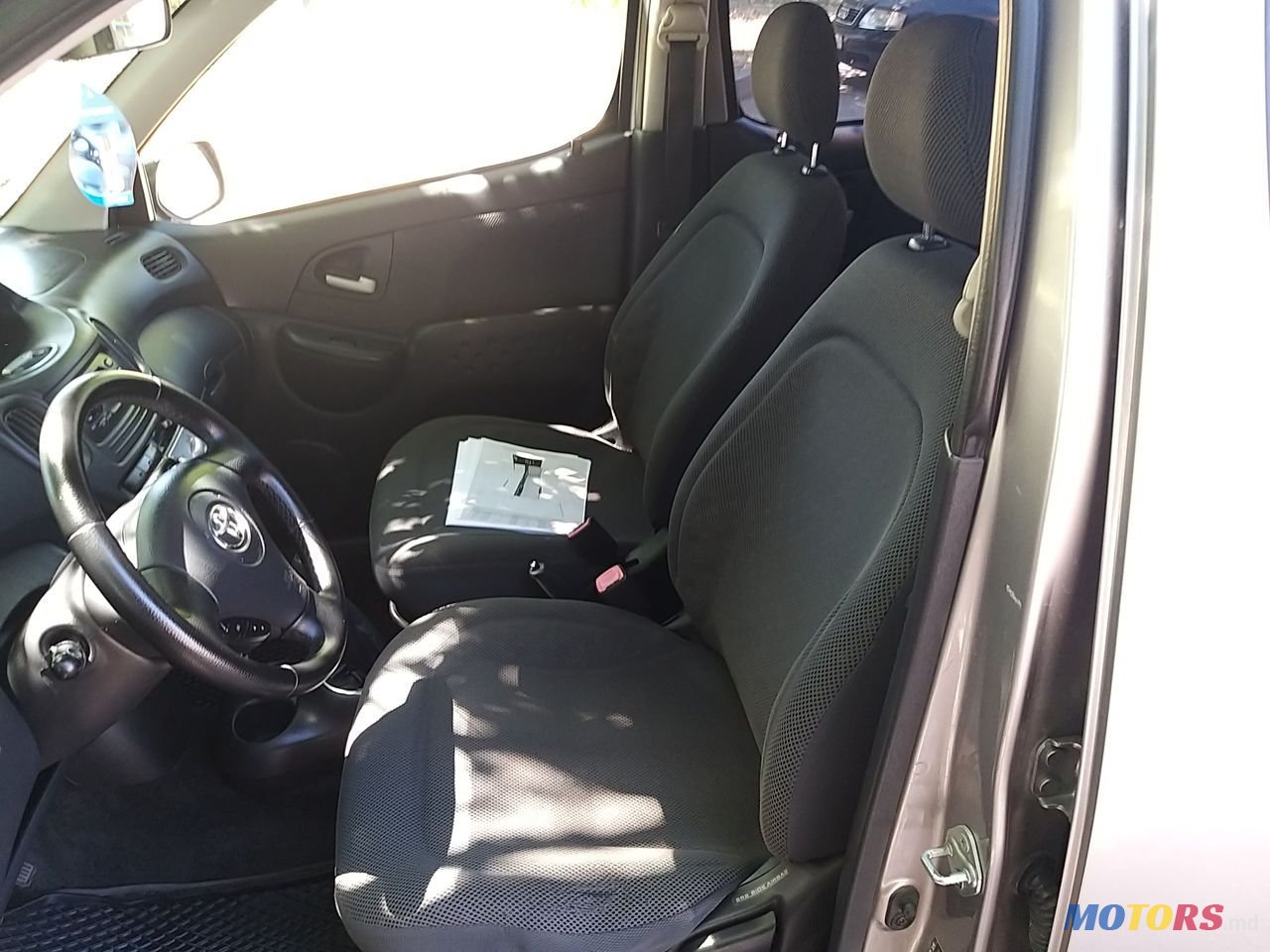 2004' Toyota Yaris Verso photo #4