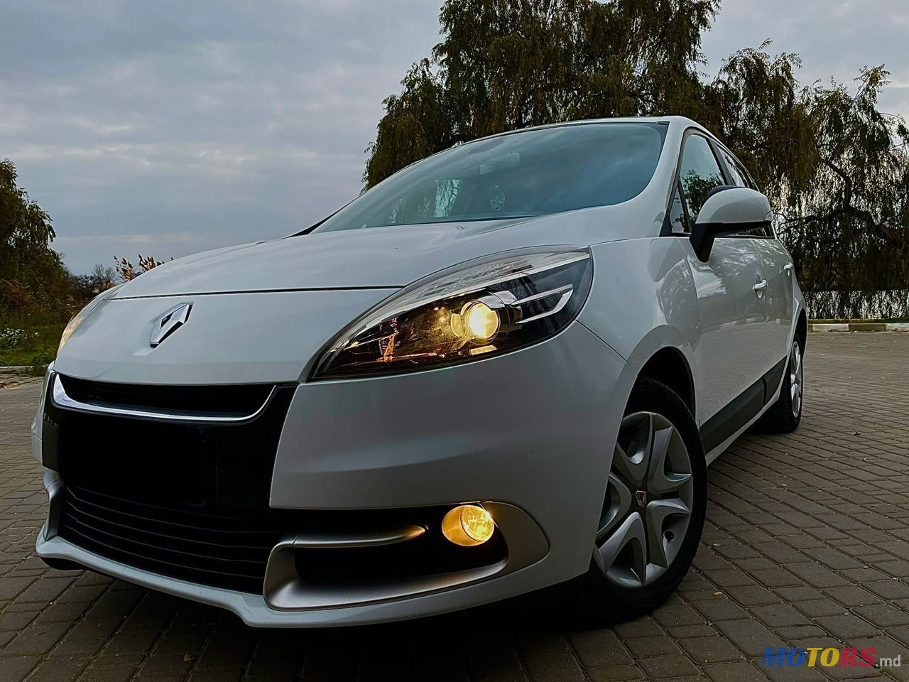 2012' Renault Scenic photo #1