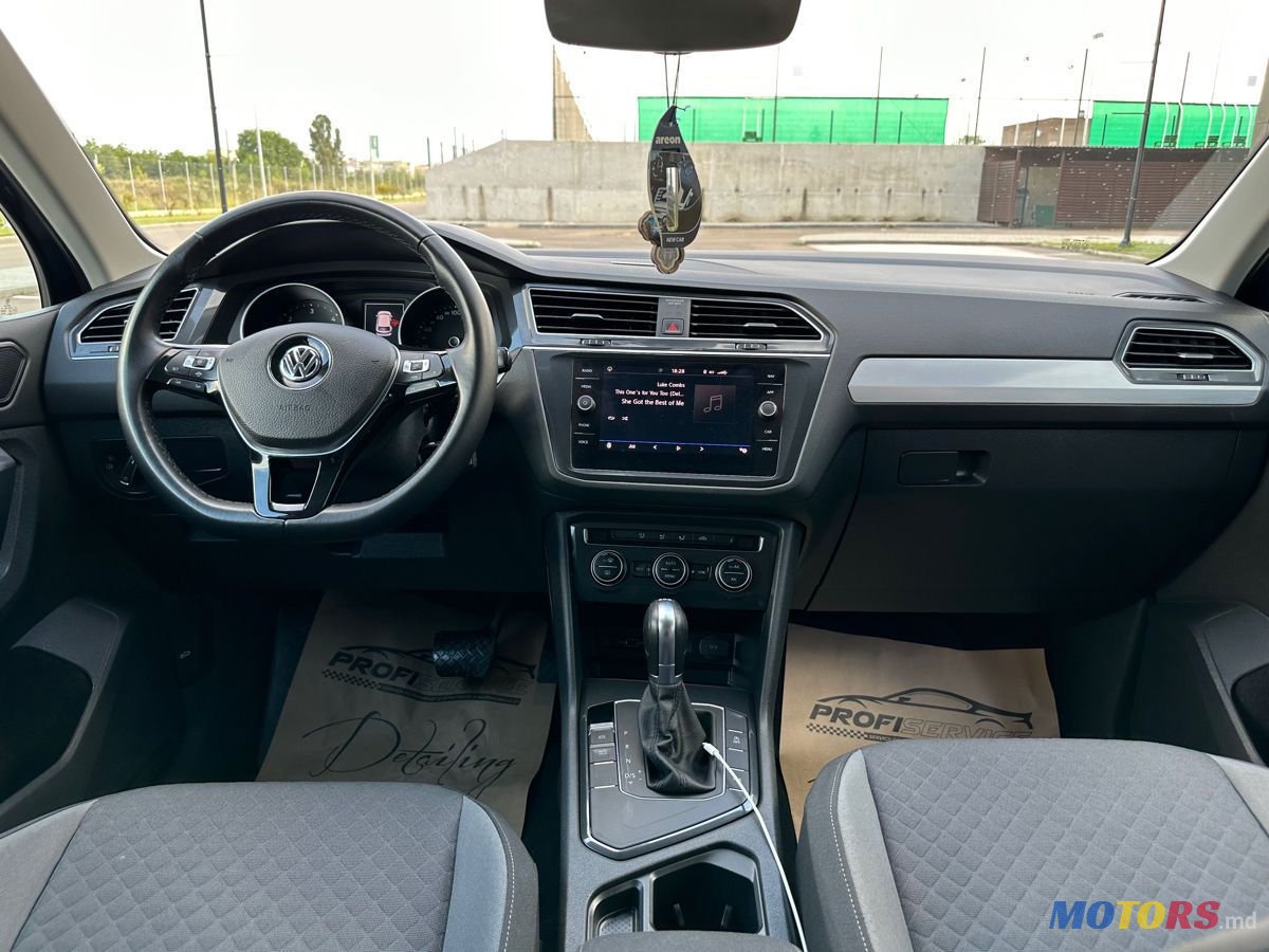 2019' Volkswagen Tiguan photo #5