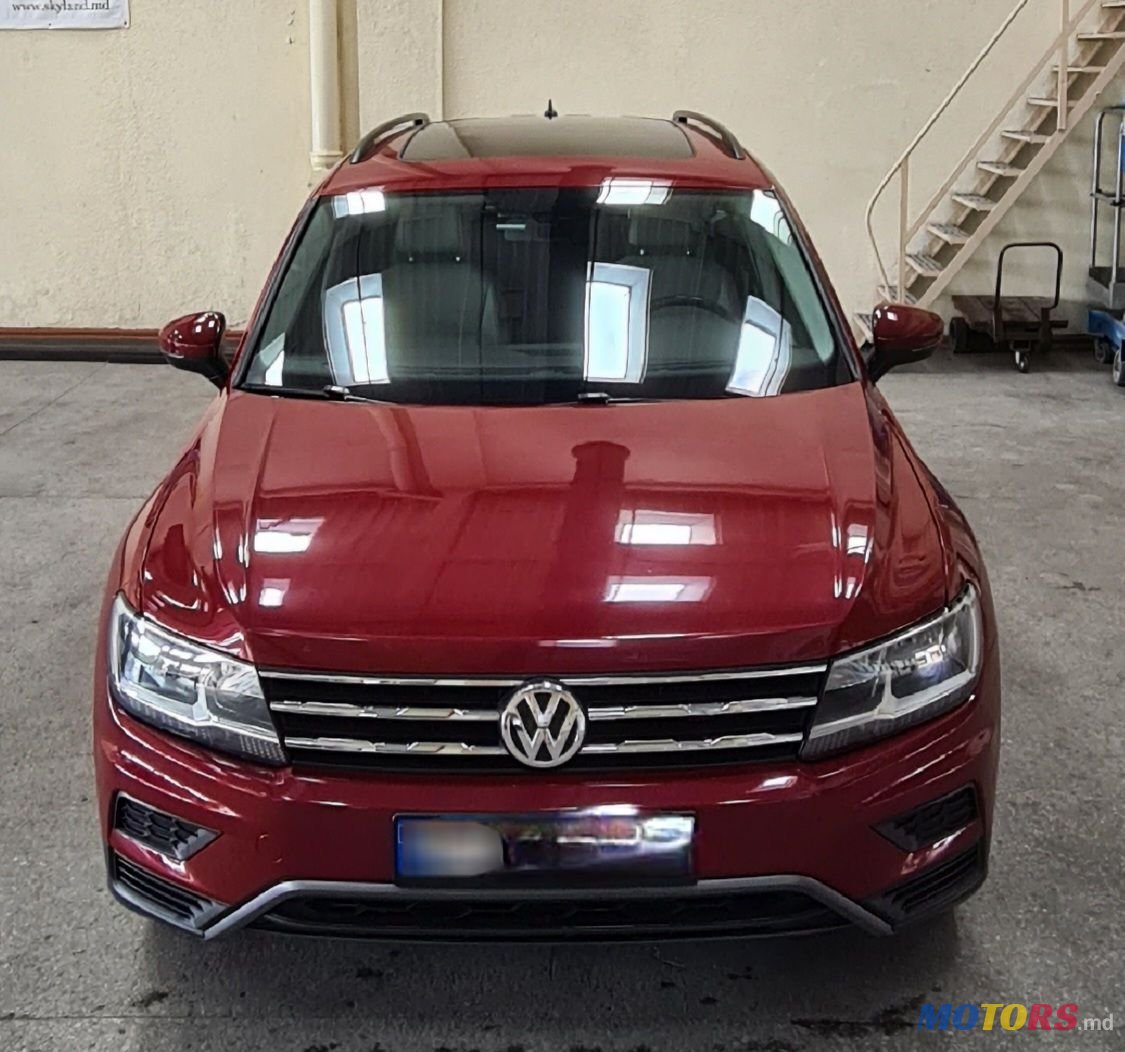 2019' Volkswagen Tiguan photo #2