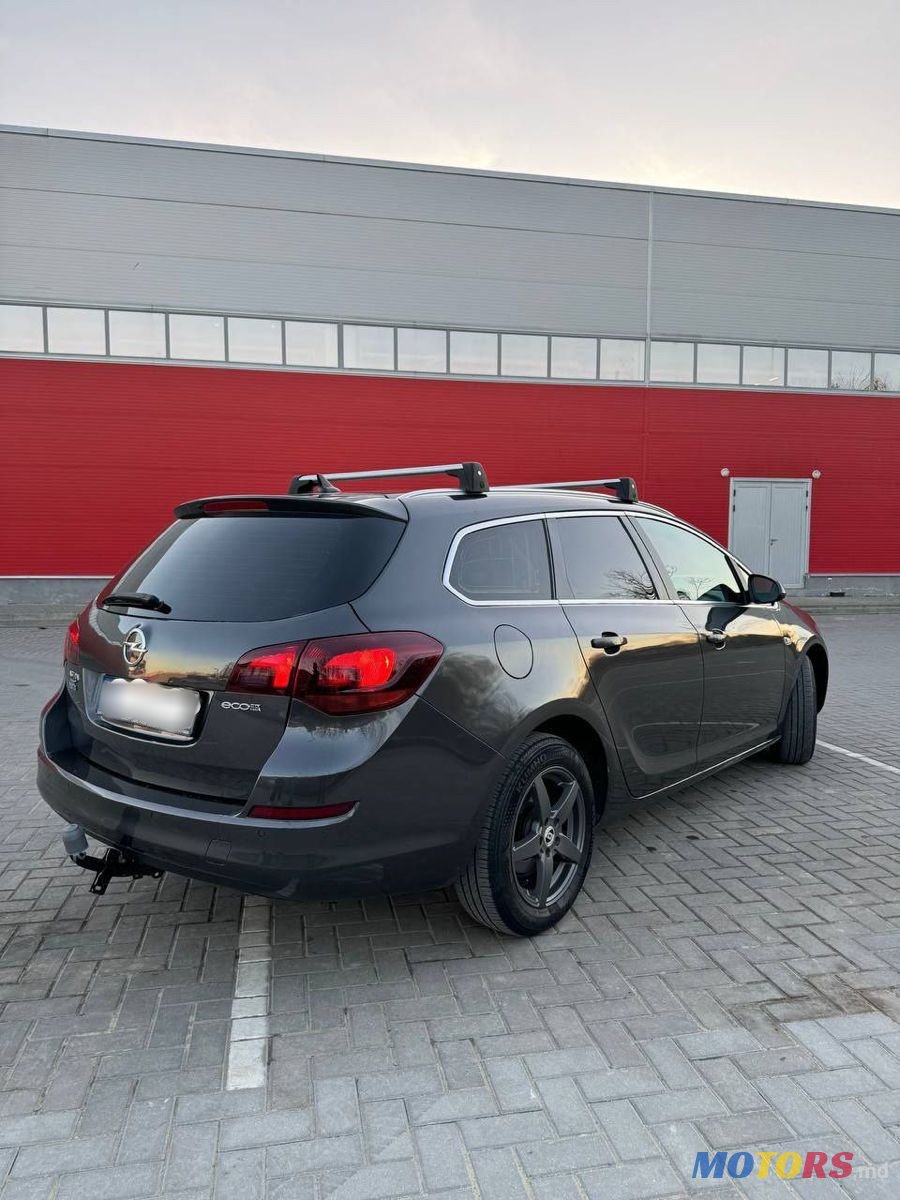 2012' Opel Astra photo #2