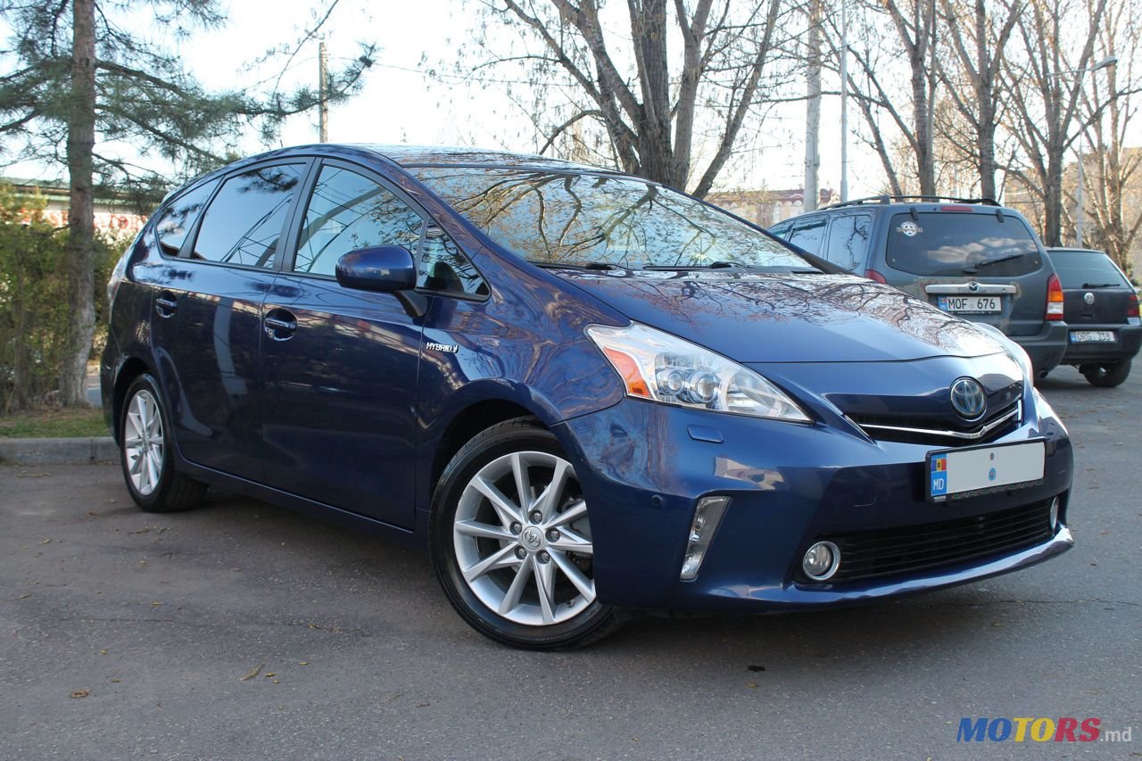 2011' Toyota Prius v photo #2