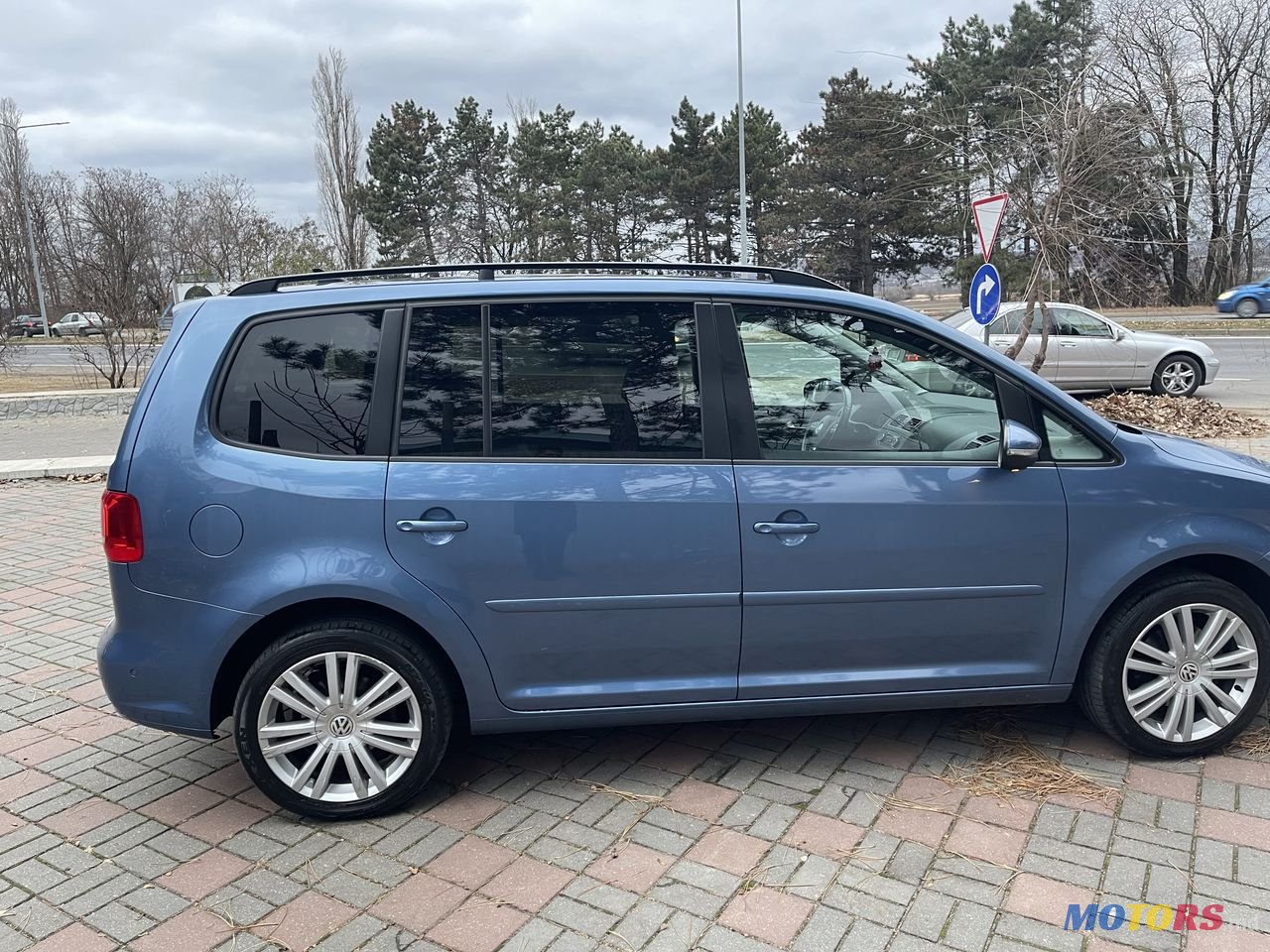 2011' Volkswagen Touran photo #2