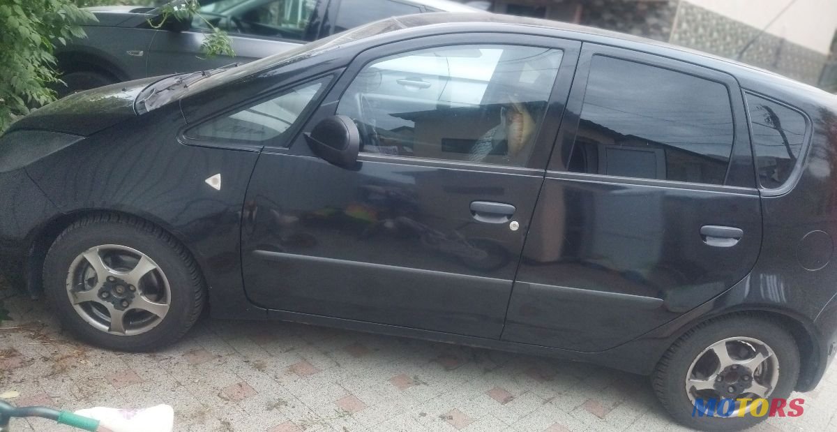 2005' Mitsubishi Colt photo #1