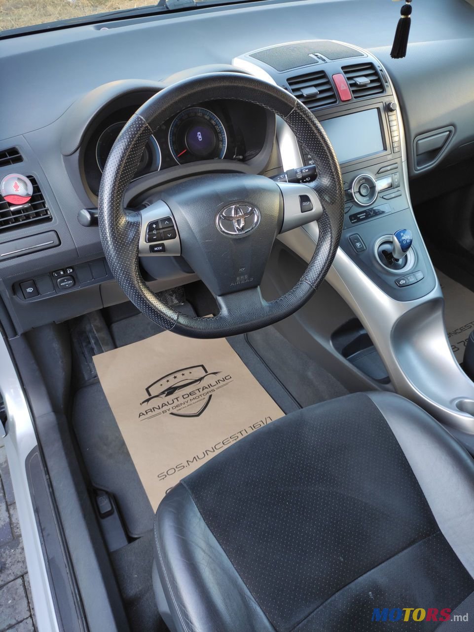 2011' Toyota Auris photo #5