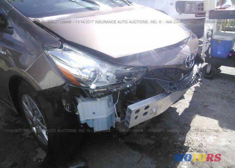 2016' Toyota Prius v photo #2
