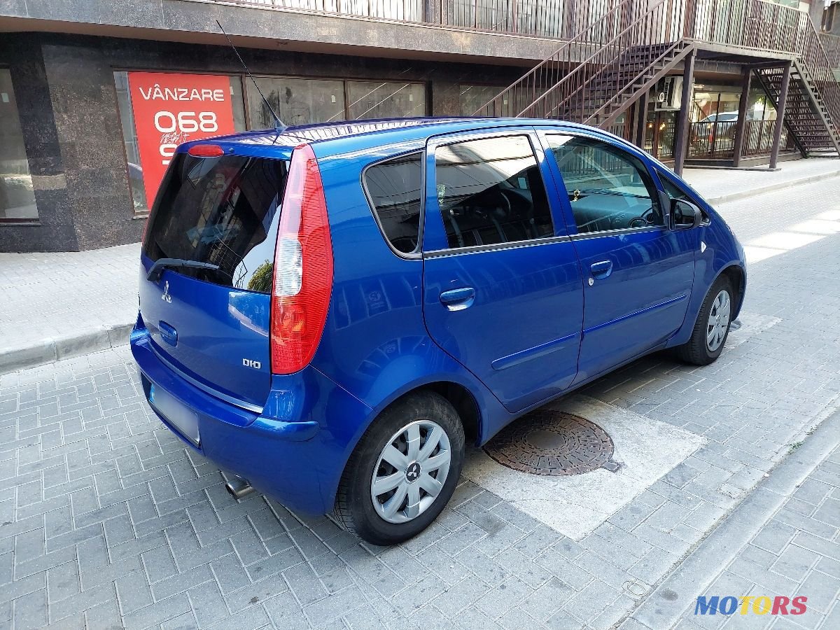 2006' Mitsubishi Colt photo #2