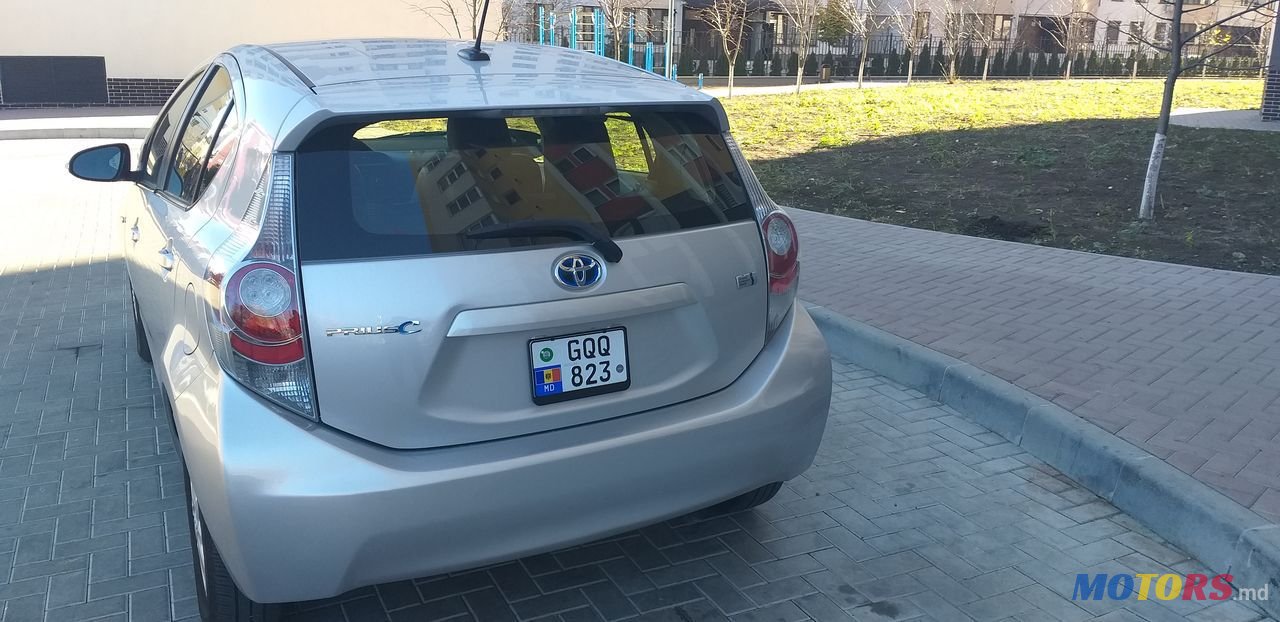 2014' Toyota Prius c photo #3