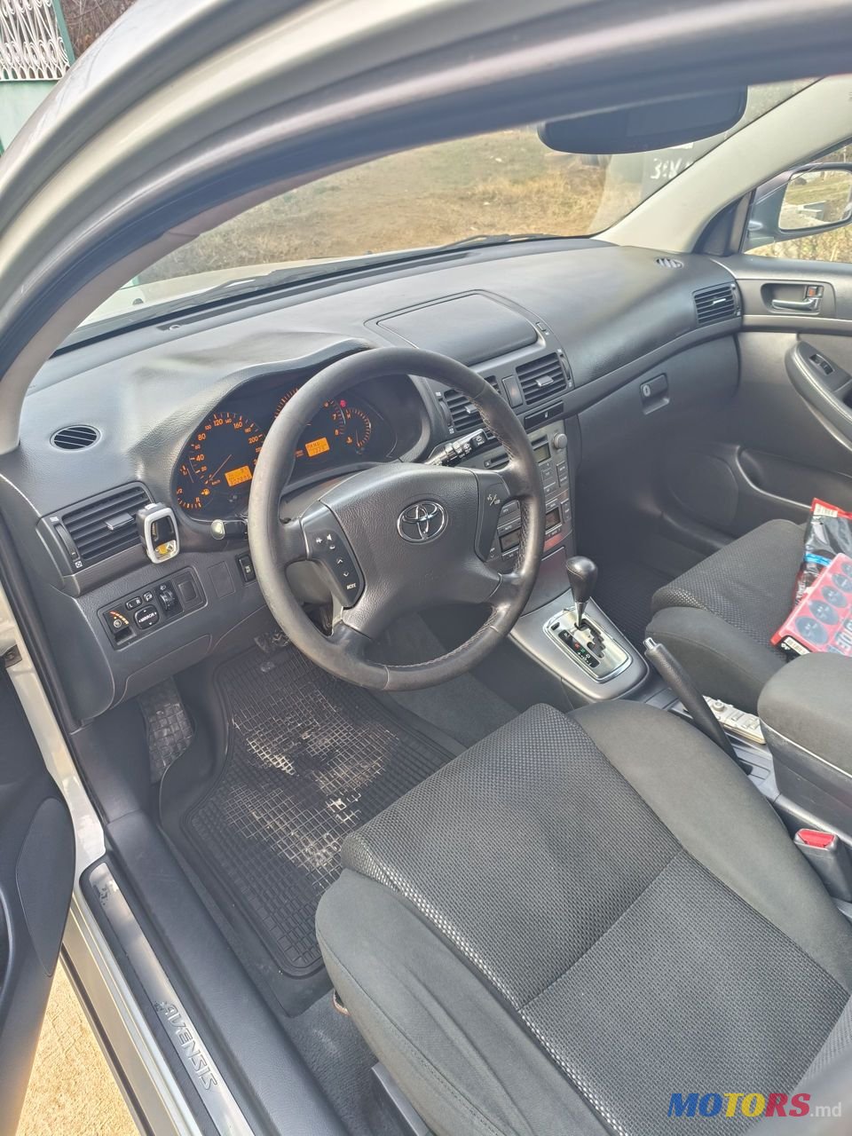 2004' Toyota Avensis photo #5