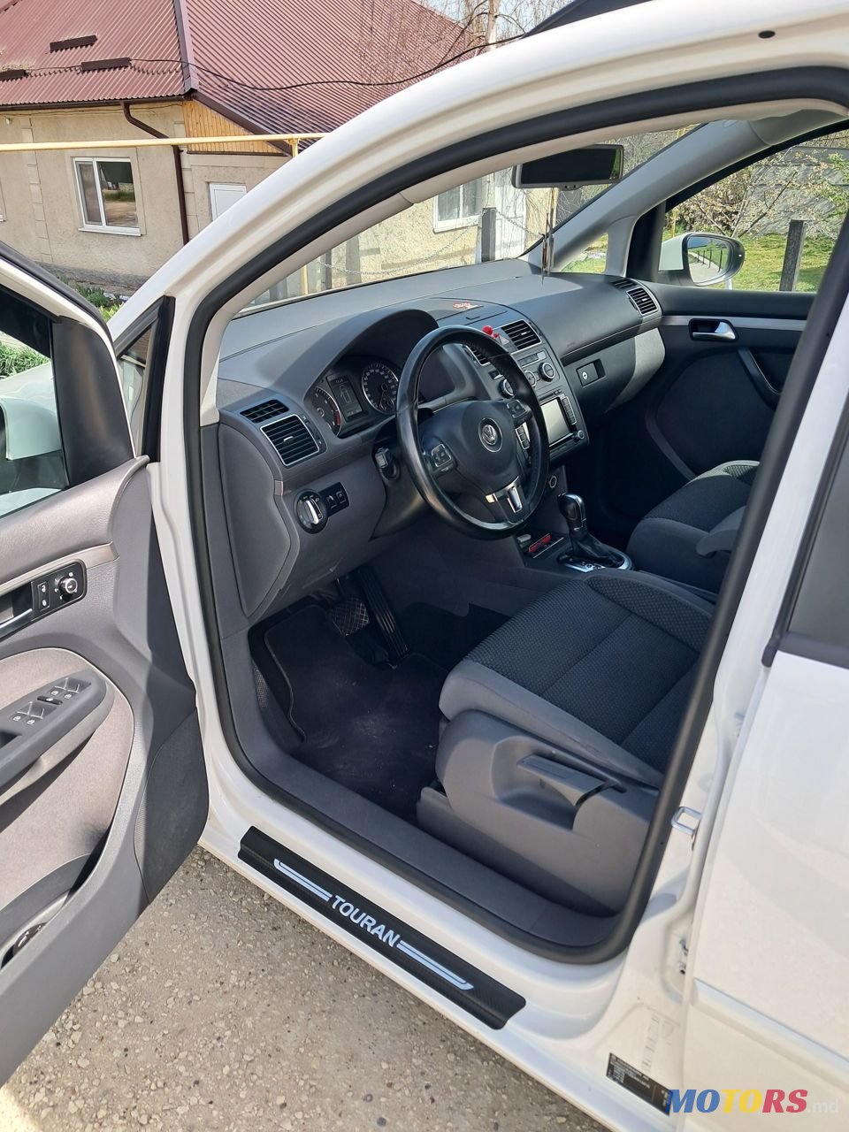 2012' Volkswagen Touran photo #4