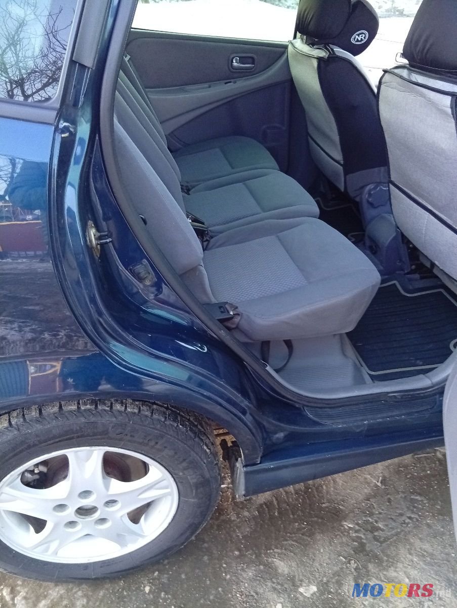 2004' Nissan Almera Tino photo #2