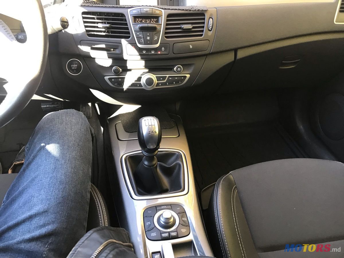 2011' Renault Laguna photo #2