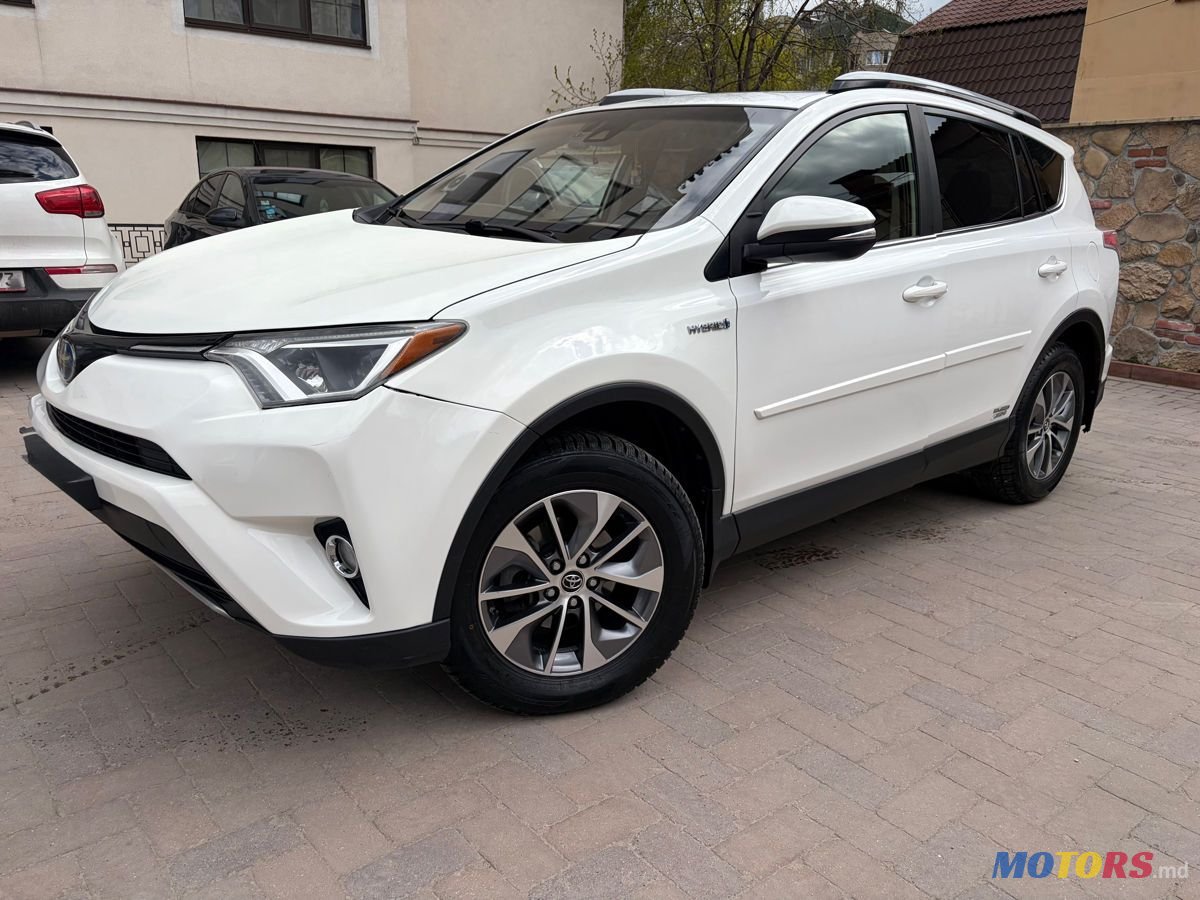 2016' Toyota RAV4 photo #2