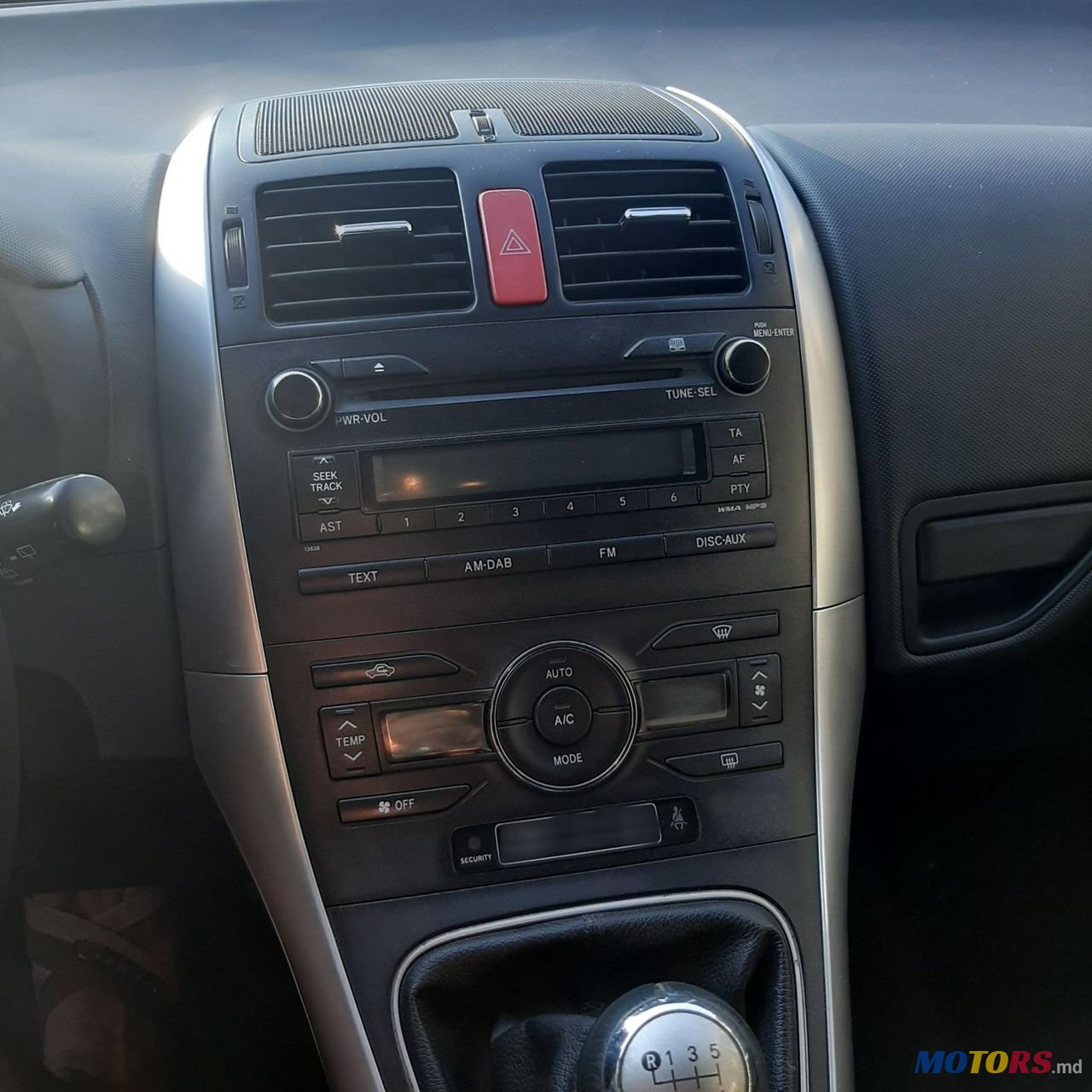 2011' Toyota Auris photo #5