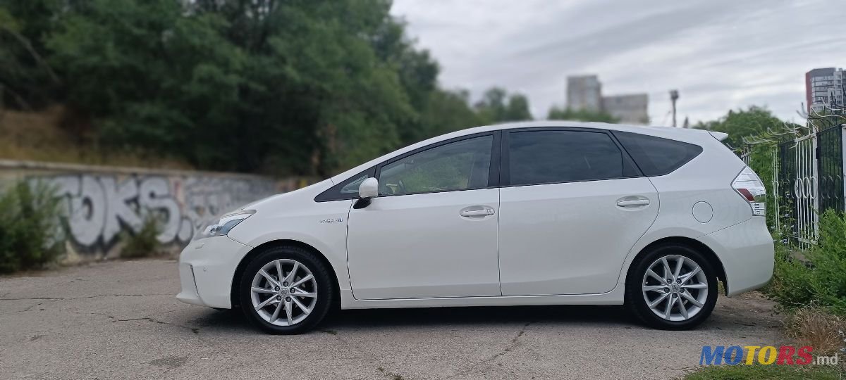 2012' Toyota Prius v photo #3