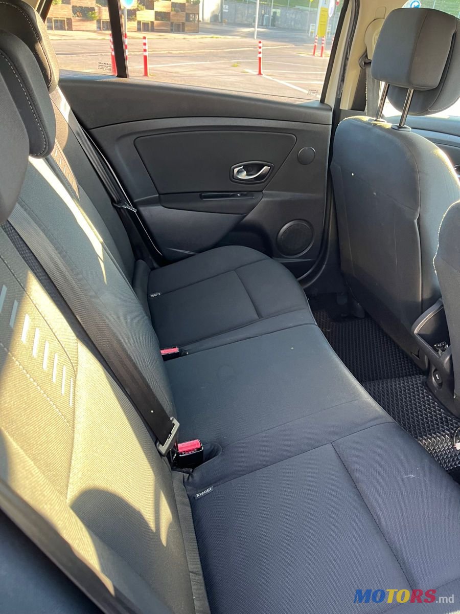 2011' Renault Megane photo #5