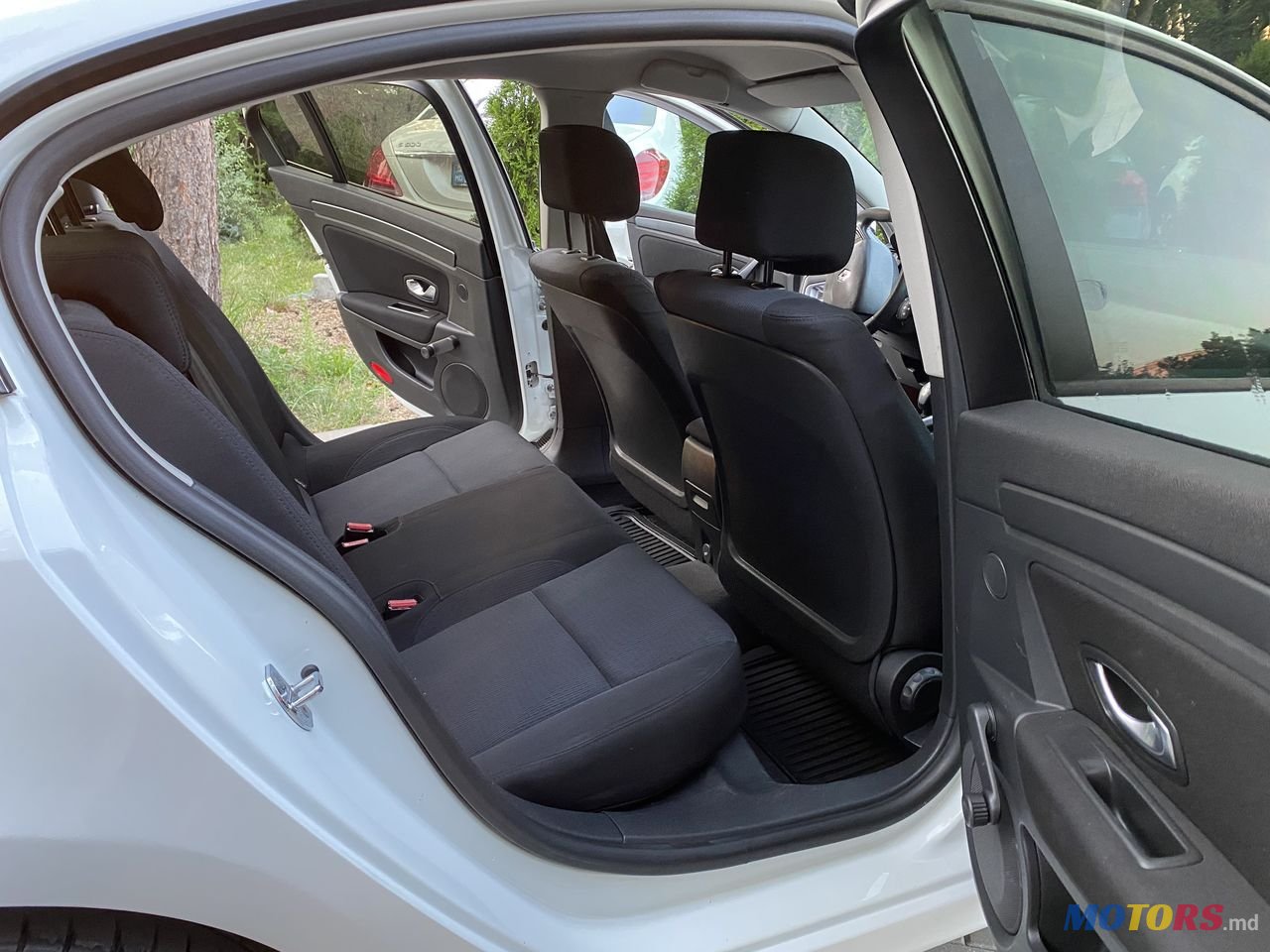 2009' Renault Laguna photo #6