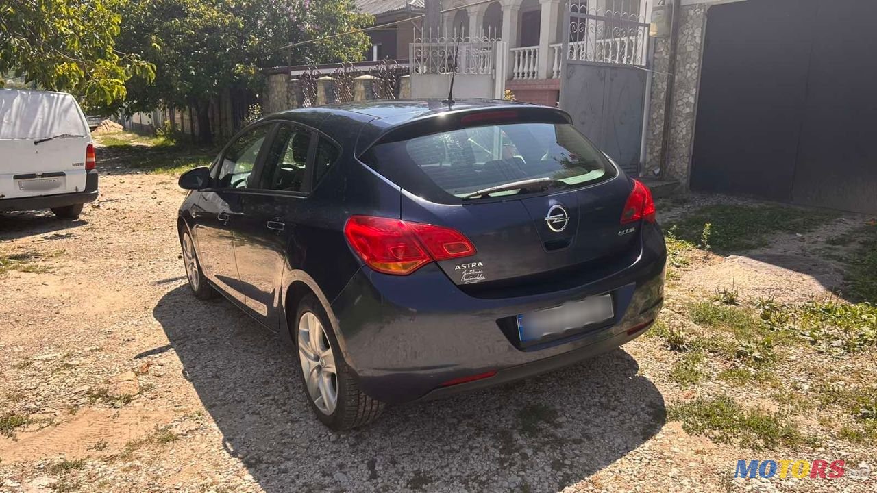 2011' Opel Astra photo #3