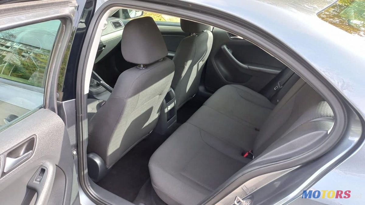 2016' Volkswagen Jetta photo #5