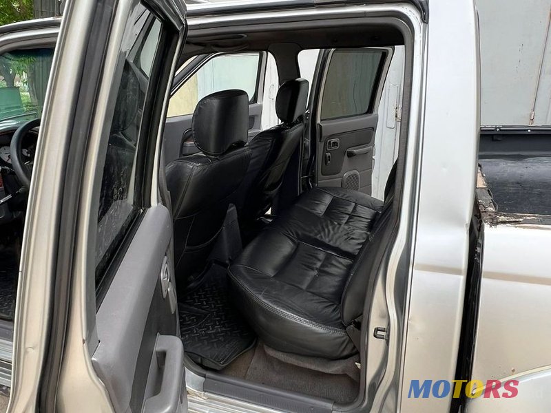 2002' Nissan Navara photo #5